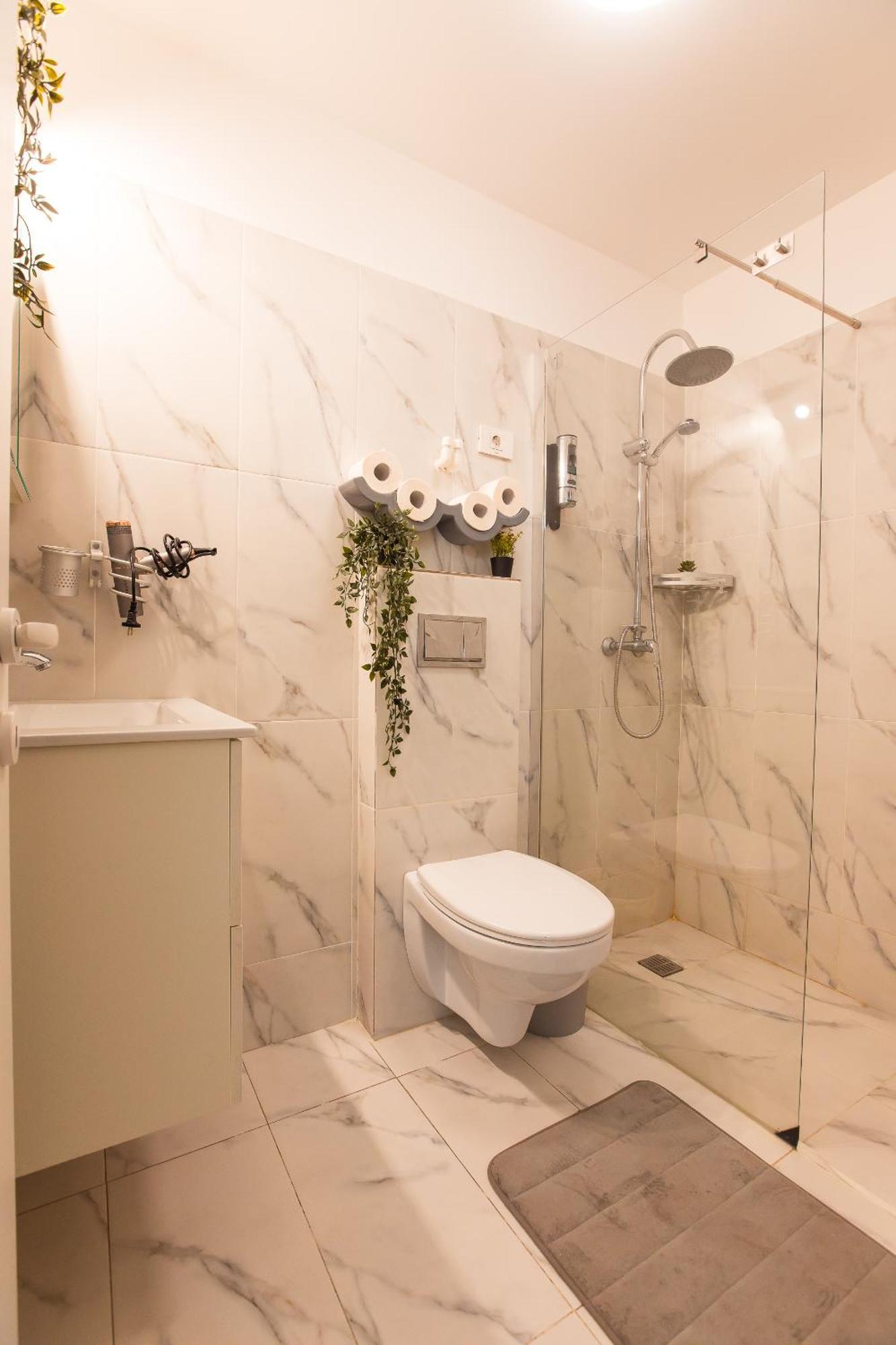 Royalty With Views On Calea Victoriei Apartment